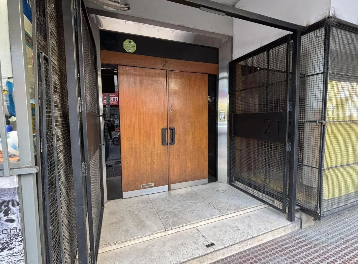 Oficina 300 m2 cubiertos en calle belgrano centro de cordoba acceso exclusivo recepcion cocina 2