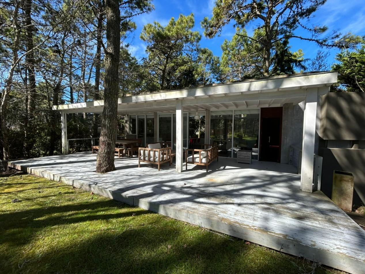 Casa Moderna Minimalista en el Bosque de Carilo con 4 Dormitorios 2 en Suite, Losa Radiante, Diseño