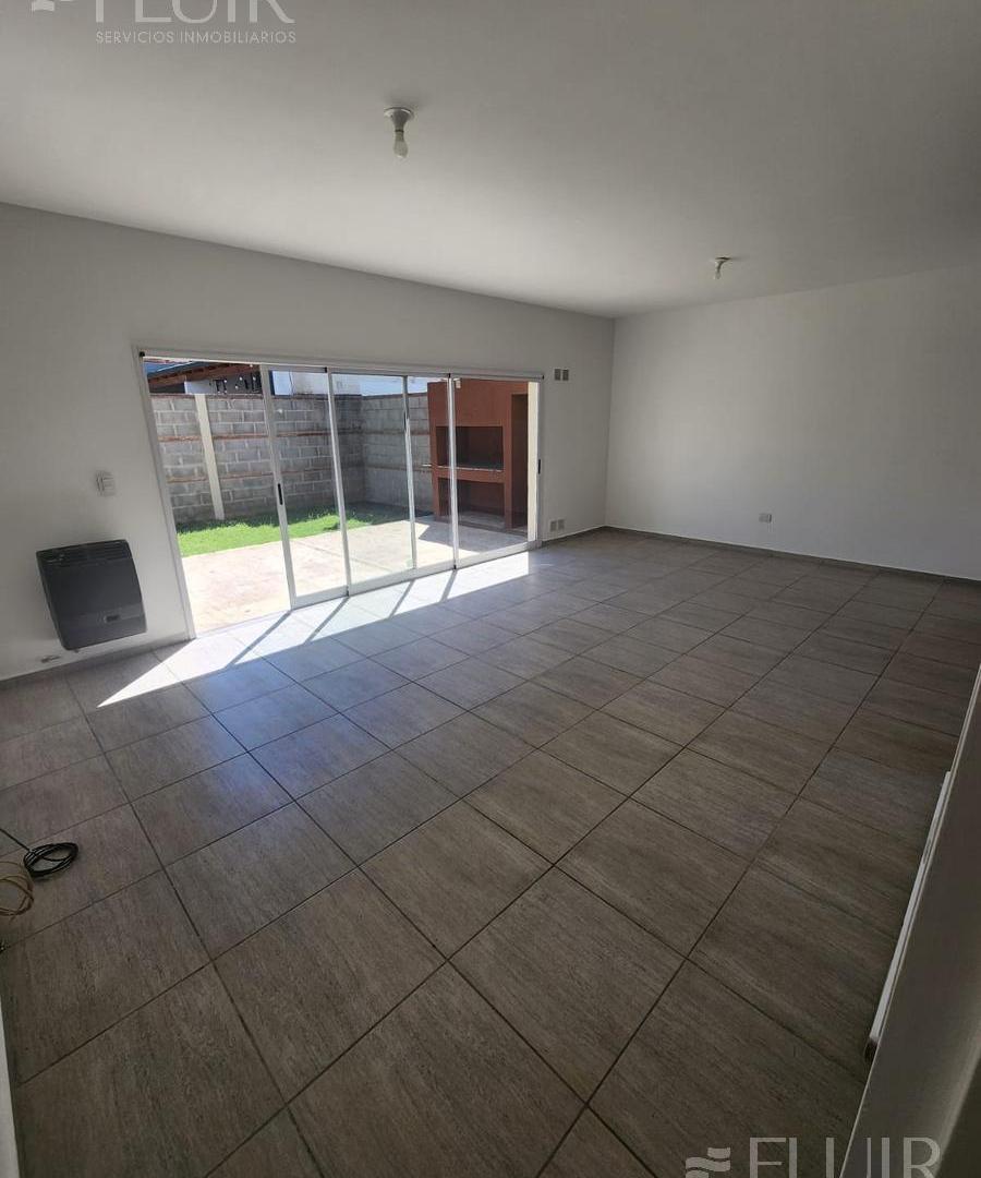 Foto de ALQUILO CASA 3DORM EN CLAROS VILLAGE/CLAROS DEL BOSQUE, PATIO CON ASADOR, imagen 1