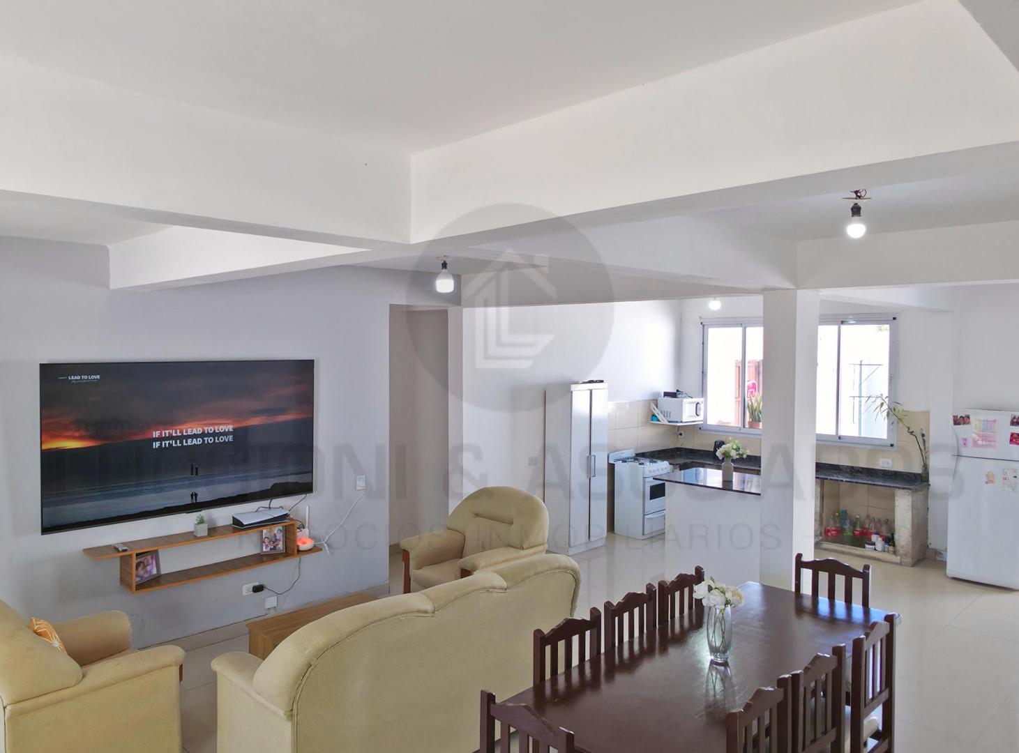 Foto de EN VENTA - HERMOSA CASA DE AMBIENTES EXTRA AMPLIOS Y GRAN LUMINSIDAD, imagen 2