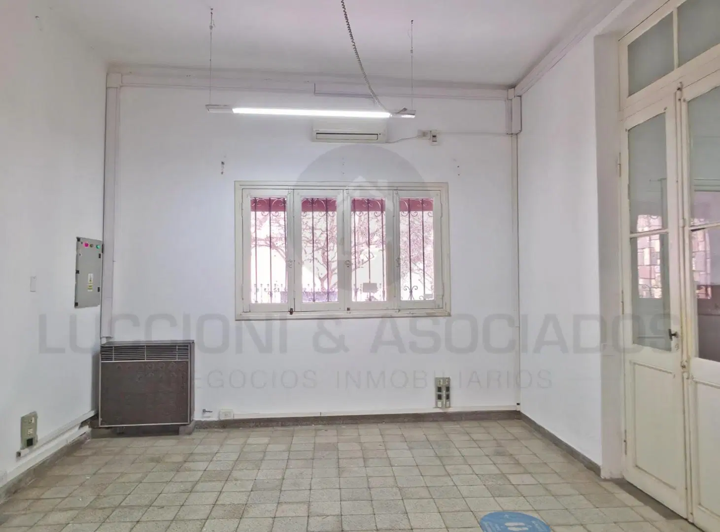 EN ALQUILER - AMPLIA PROPIEDAD USO COMERCIAL - CALLE OTERO 3