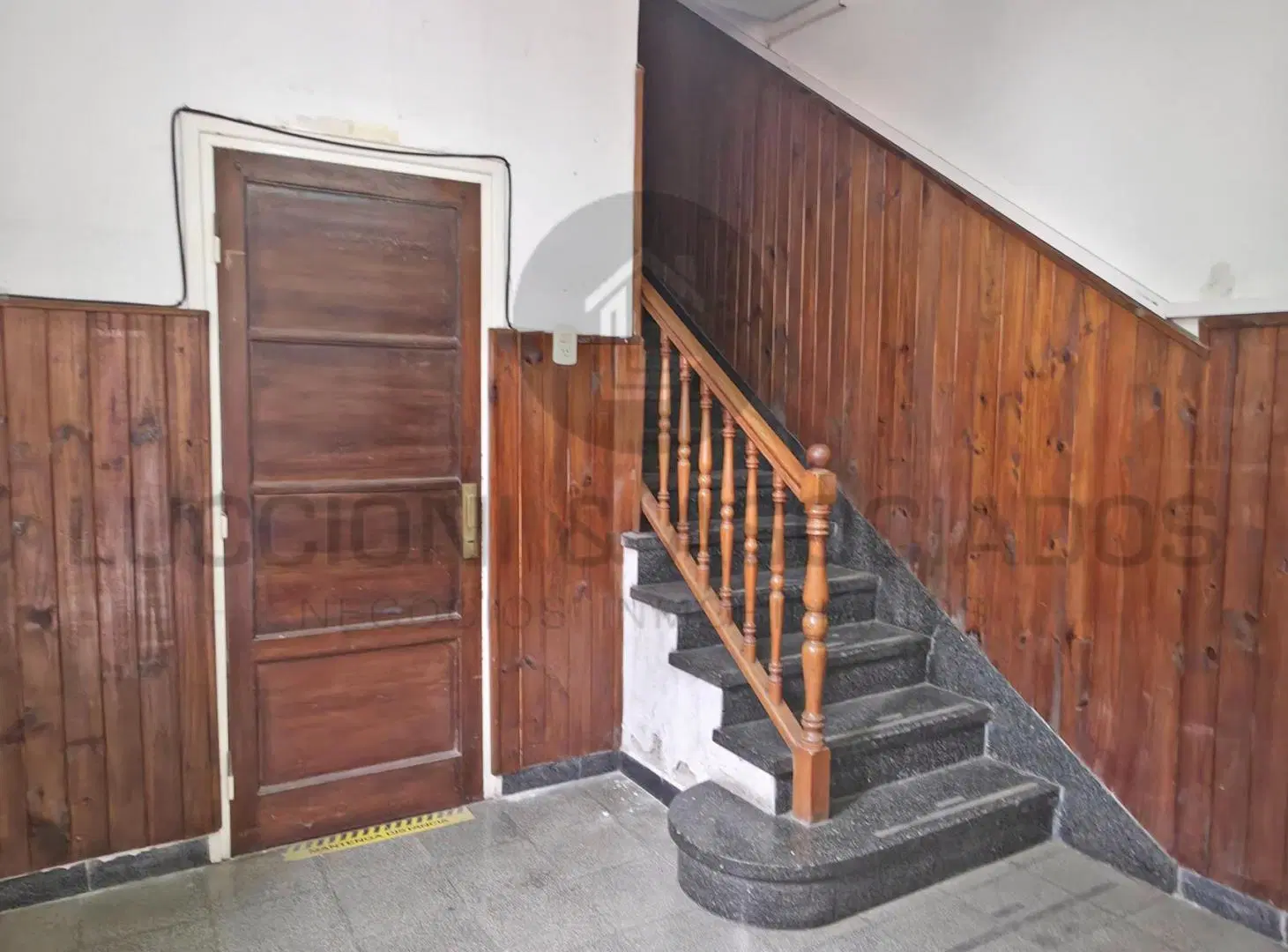 EN ALQUILER - AMPLIA PROPIEDAD USO COMERCIAL - CALLE OTERO 2