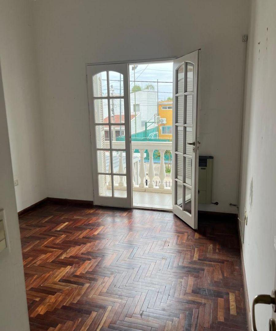 Alquiler de casa con 3 dormitorios, de 260 m² en URCA. Habitación en suite.