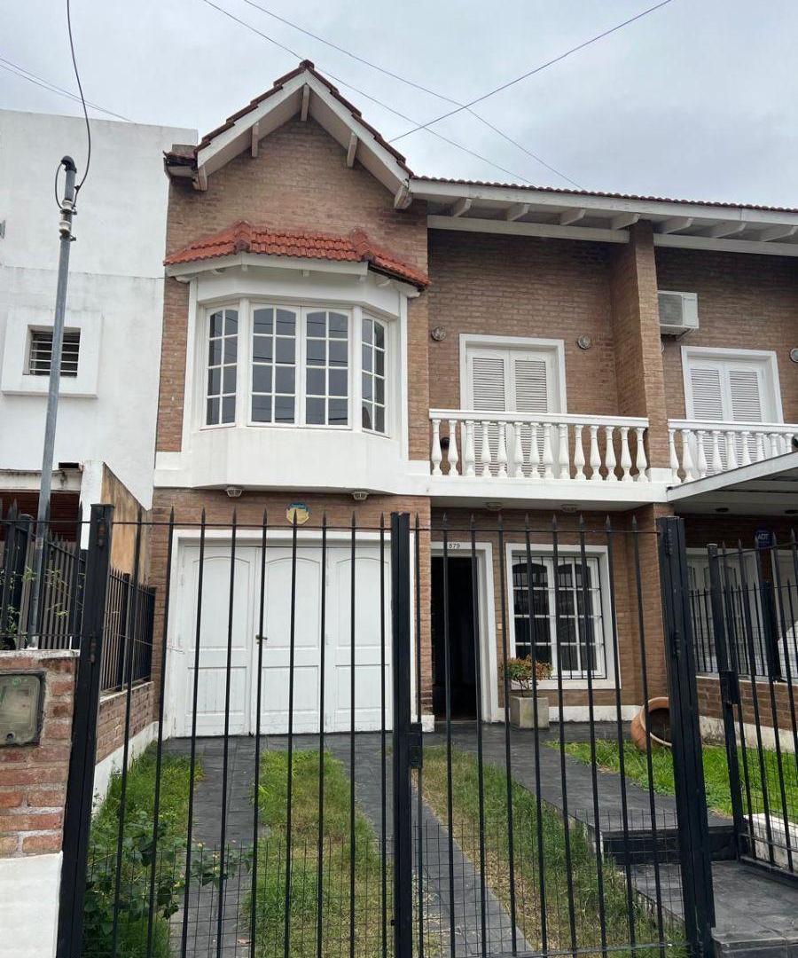 Alquiler de casa con 3 dormitorios, de 260 m² en URCA. Habitación en suite.