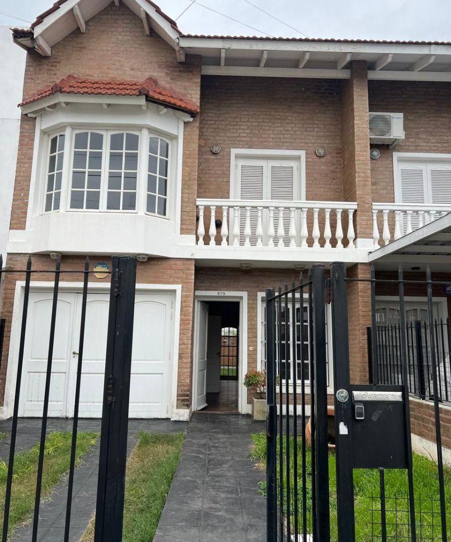 Alquiler de casa con 3 dormitorios, de 260 m² en URCA. Habitación en suite.