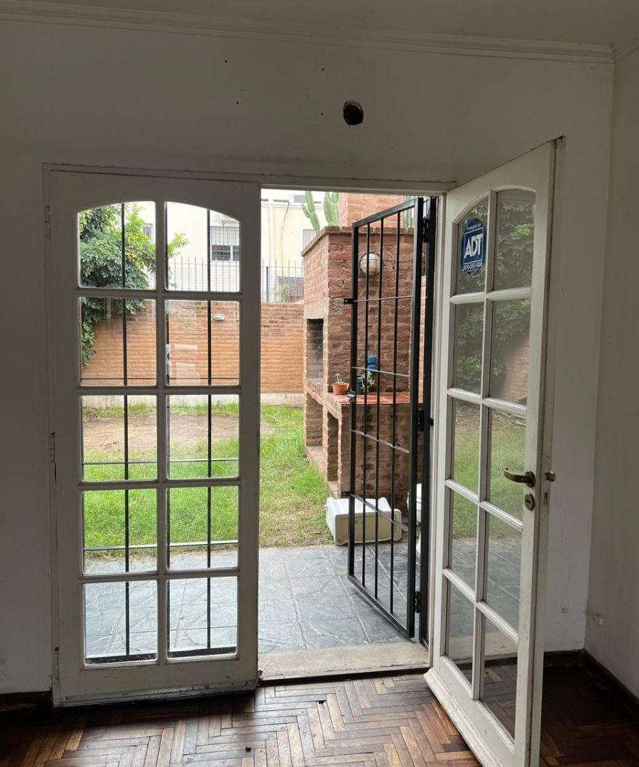 Alquiler de casa con 3 dormitorios, de 260 m² en URCA. Habitación en suite.