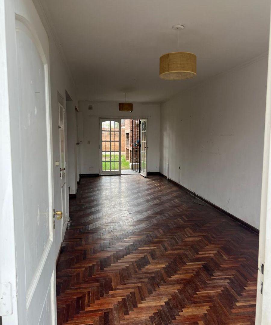 Alquiler de casa con 3 dormitorios, de 260 m² en URCA. Habitación en suite.