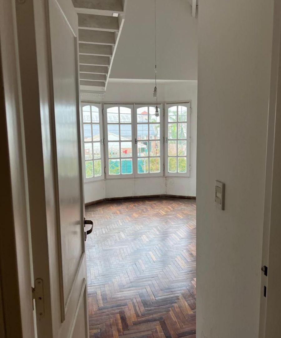 Alquiler de casa con 3 dormitorios, de 260 m² en URCA. Habitación en suite.