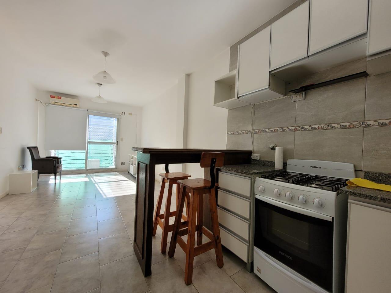 Foto de VENTA DEPARTAMENTO 2 AMBIENTES CON BALCON Y COCHERA PARQUE CHAS, imagen 1