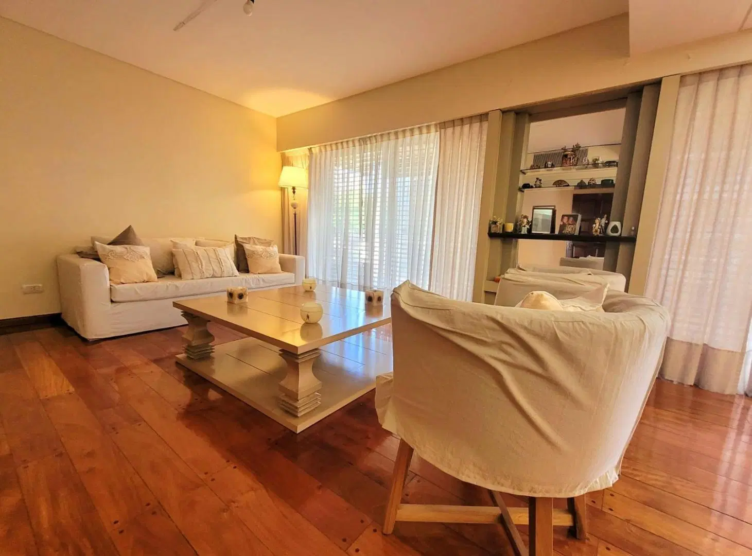 VENTA DEPARTAMENTO 4 AMBIENTES + DEPENDENCIA + 2 COCHERAS + BAULERA FLORES 2