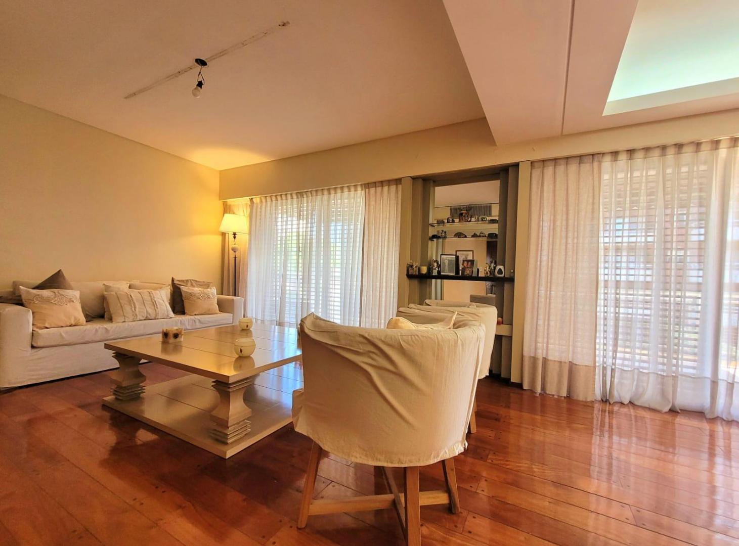 Foto de VENTA DEPARTAMENTO 4 AMBIENTES + DEPENDENCIA + 2 COCHERAS + BAULERA, imagen 2