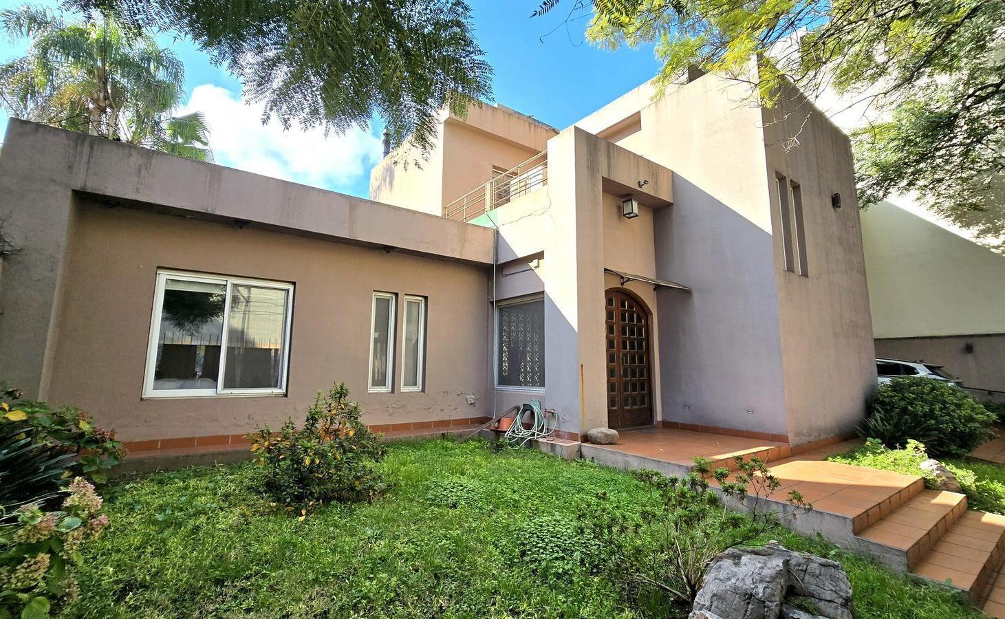 Casa venta de 5 ambientes en Villa Ballester con jardín, quincho y pileta