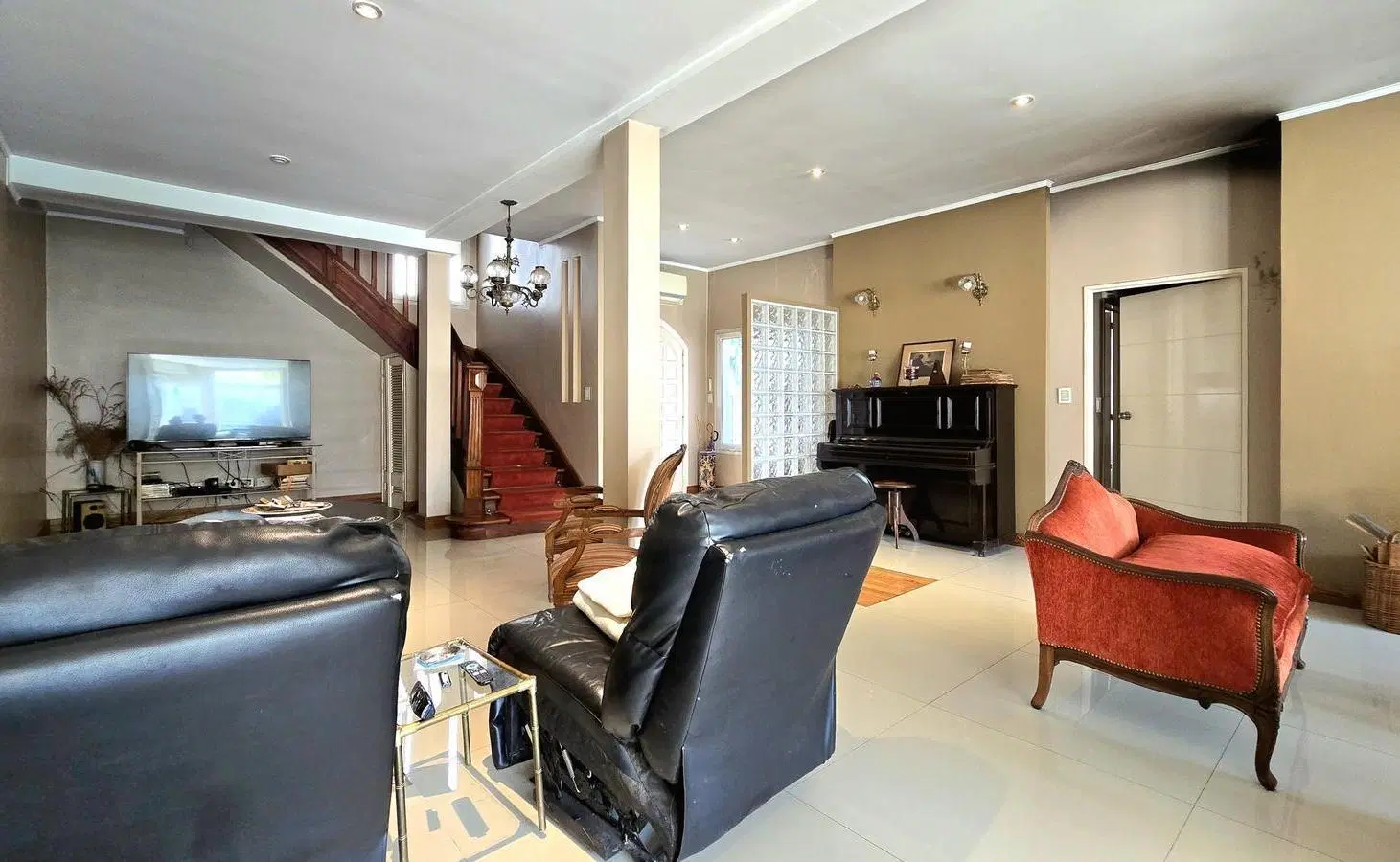 Casa venta de 5 ambientes en Villa Ballester con jardín, quincho y pileta 3