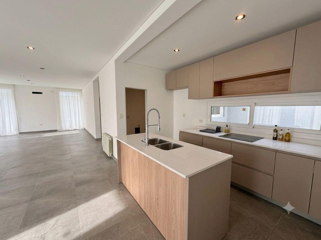 Foto de Moderna Casa 4 Ambientes en La Concepción, Luján| Acepta Permuta, imagen 4