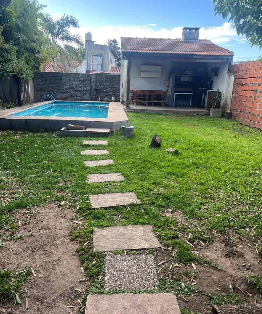 Foto de Casa en venta en Villa Tesei con pileta, quincho y doble cochera, imagen 3