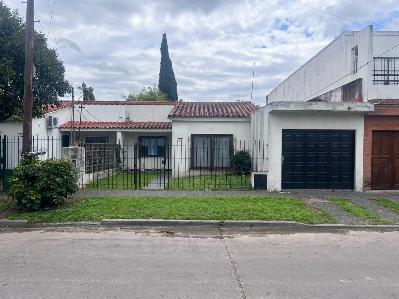 Foto de Casa en venta en Villa Tesei con pileta, quincho y doble cochera, imagen 2
