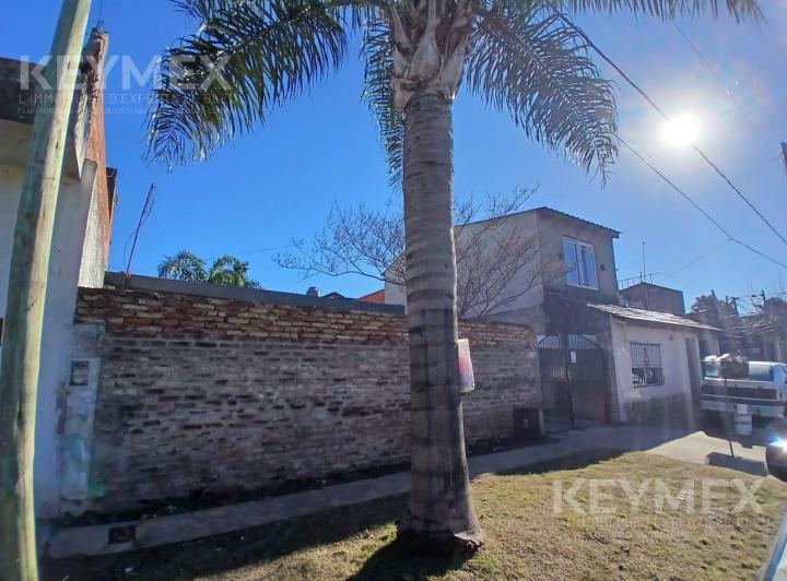 VENTA CASA EN MORON CON PARQUE DE 3 AMB Y COCHERA 4 AUTOS