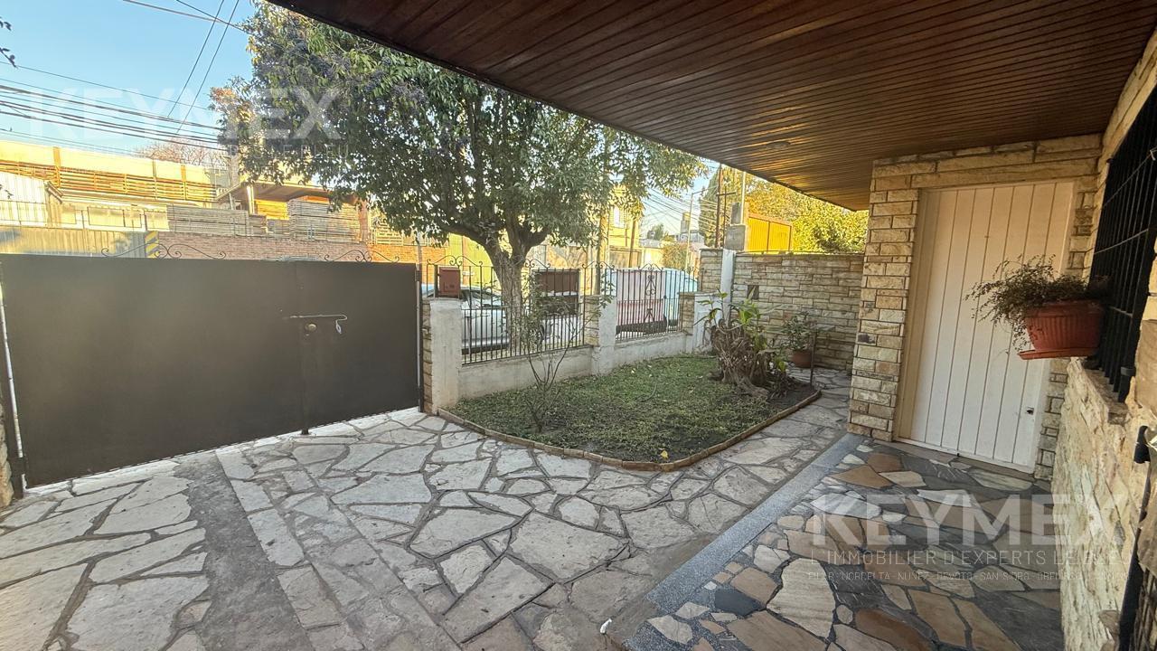 Venta Casa 4 ambientes Villa Adelina con gran fondo parrilla y quincho