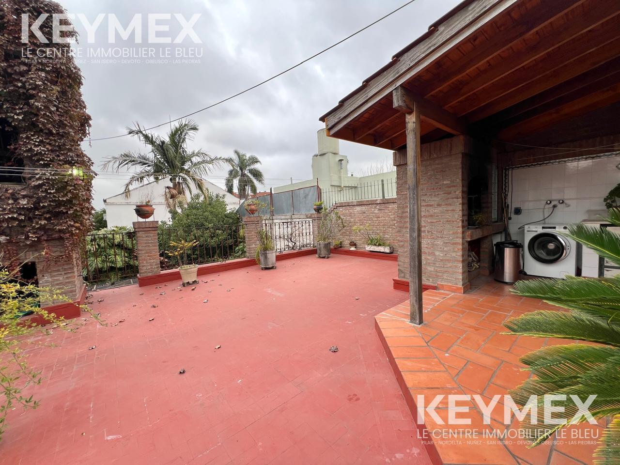 Casa 2 plantas, Ramos Mejia. 6 ambientes, Amplio Jardin,Terraza con Parrilla y Cochera. Apto Credito