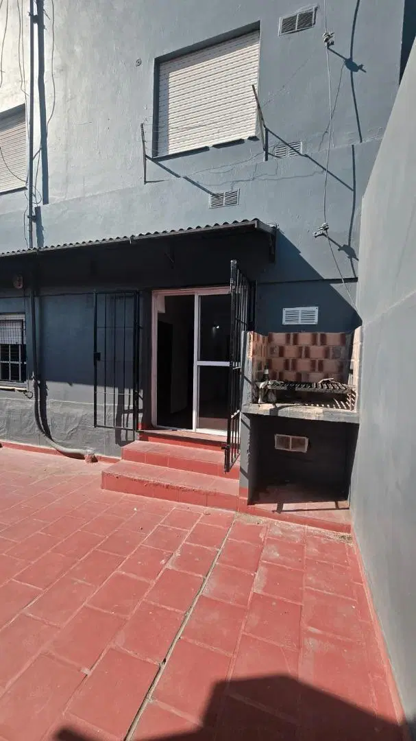 Departamento 2 amb.con patio en Alquiler Lomas del Mirador 5
