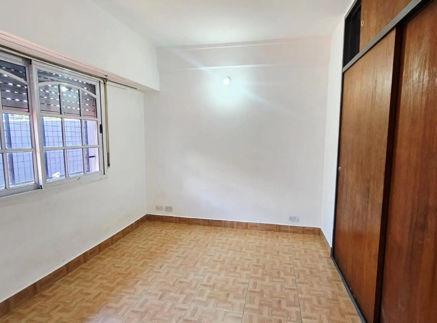 Departamento 2 amb.con patio en Alquiler Lomas del Mirador 3
