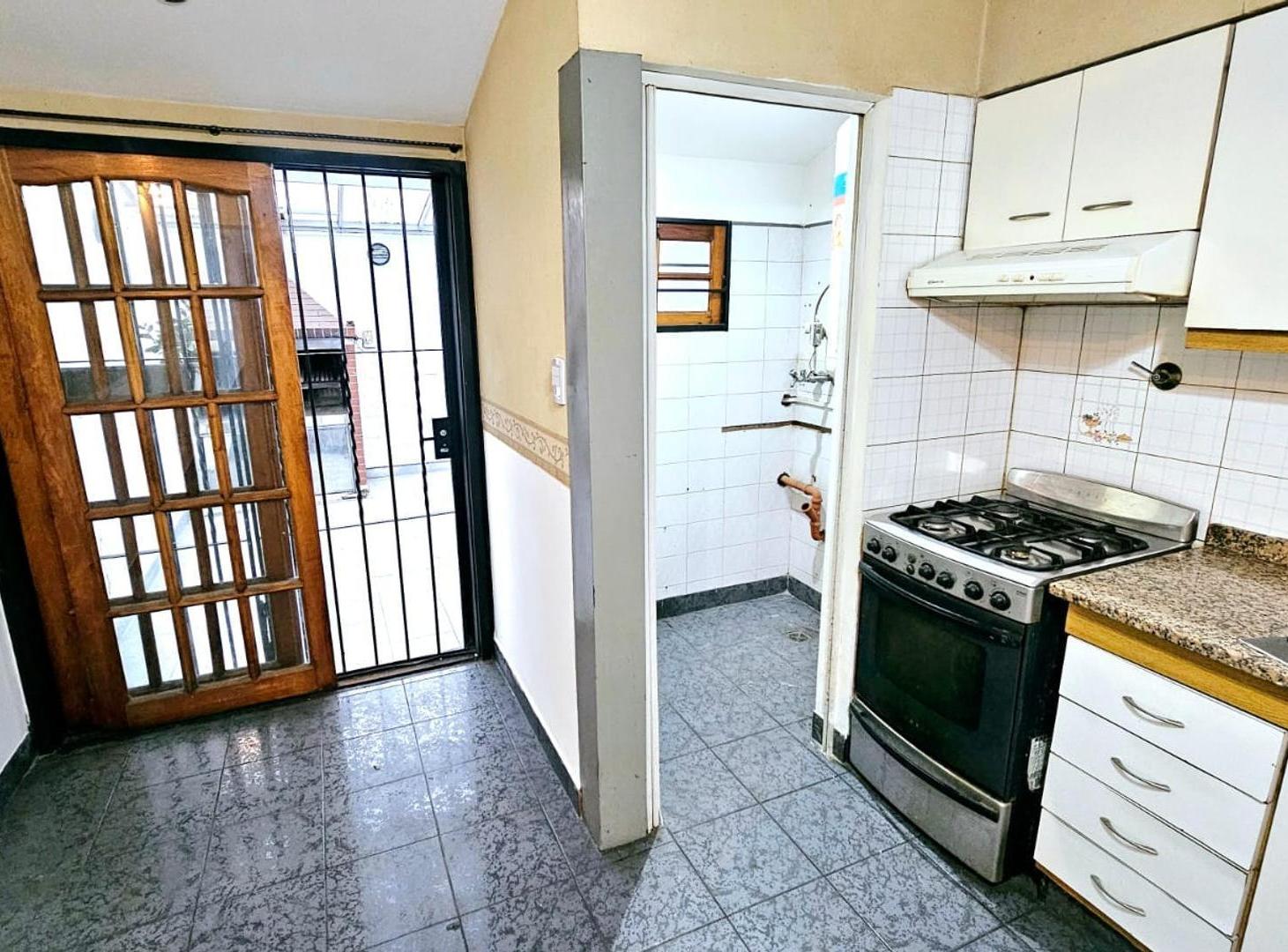 Foto de Triplex en Venta 4 ambientes con cochera en villa luzuriaga, imagen 5