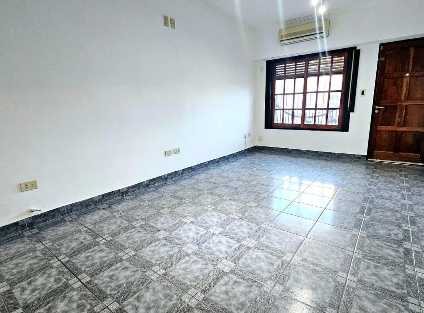 Foto de Triplex en Venta 4 ambientes con cochera en villa luzuriaga, imagen 1