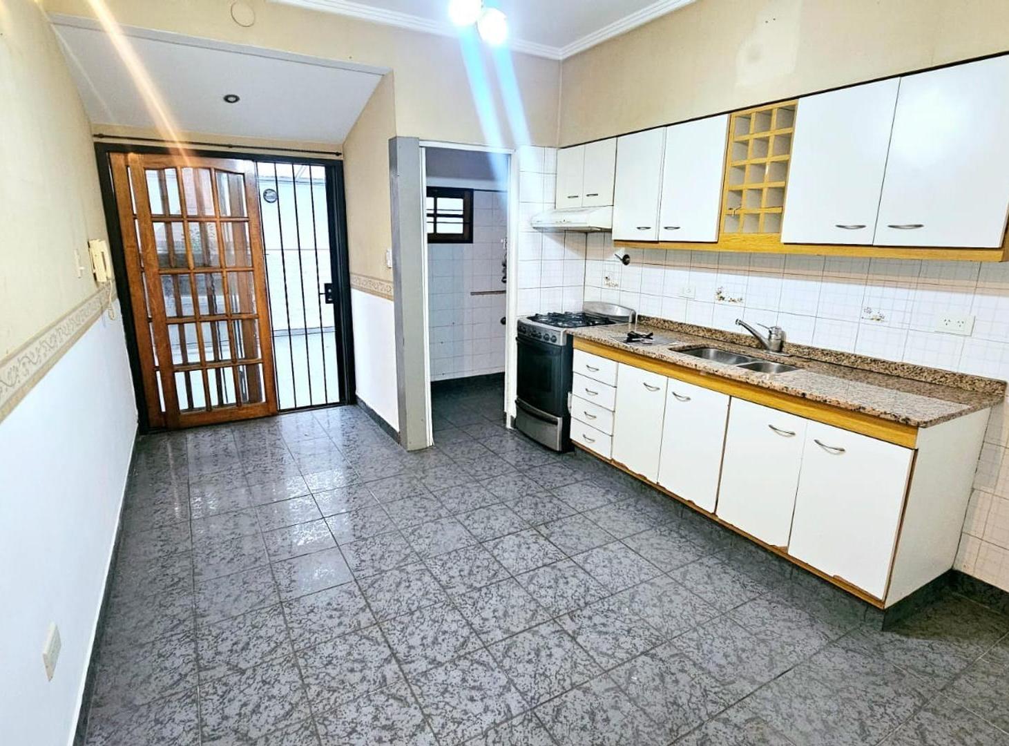 Foto de Triplex en Venta 4 ambientes con cochera en villa luzuriaga, imagen 4