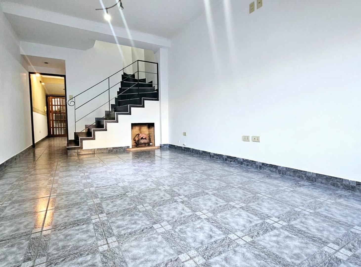 Triplex en Venta 4 ambientes con cochera en villa luzuriaga