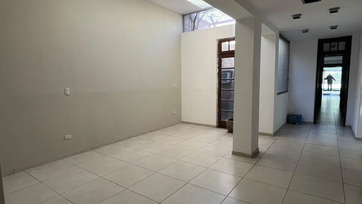Exclusiva Casa + Local en Alta Cba con 3 Suites, Pileta y Jardín 3