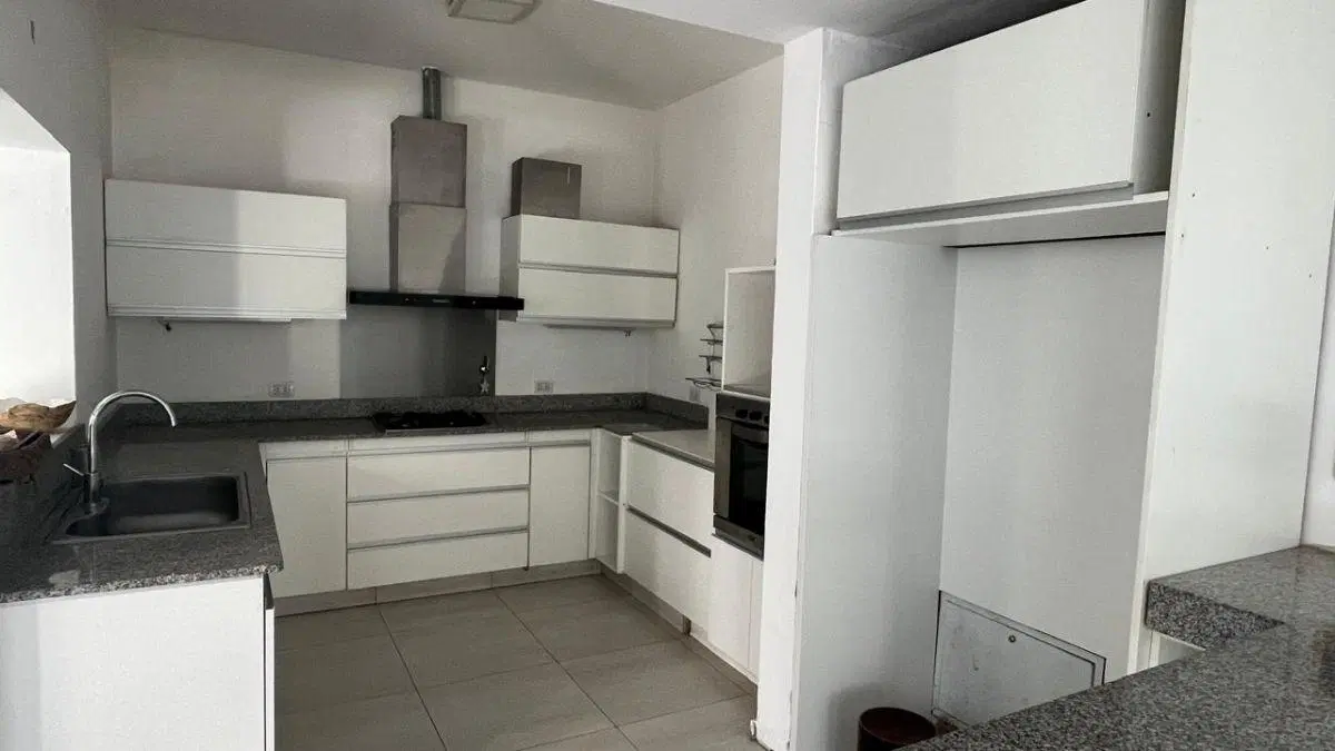 Exclusiva Casa + Local en Alta Cba con 3 Suites, Pileta y Jardín 4