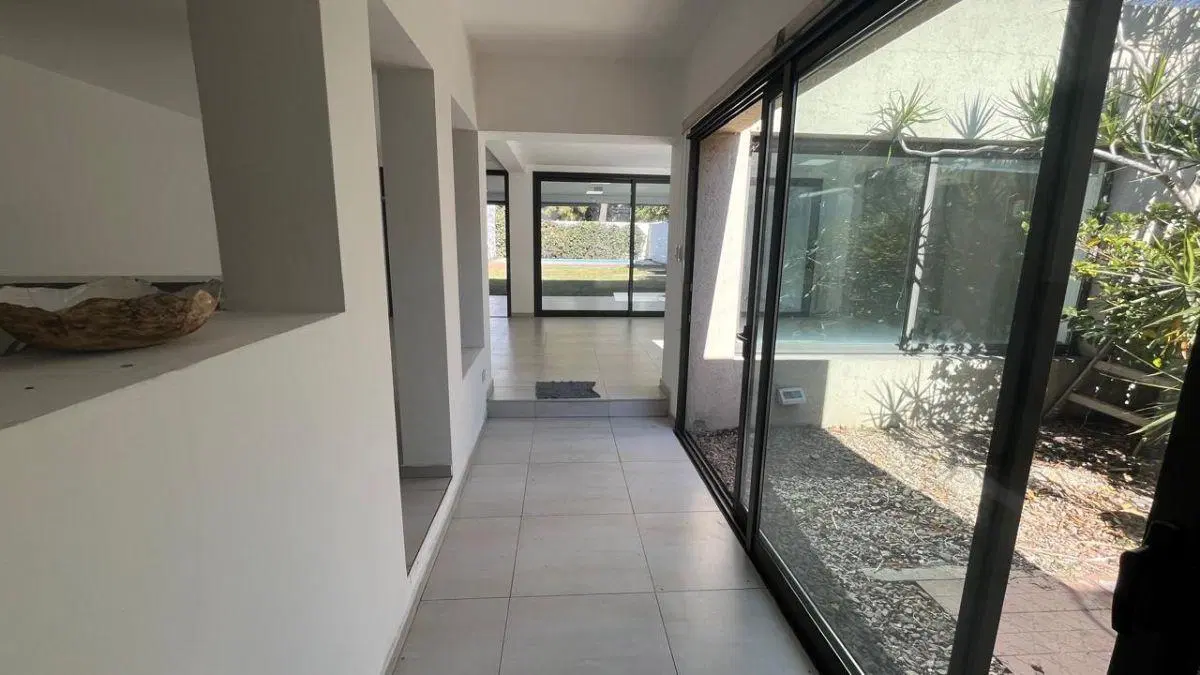 Exclusiva Casa + Local en Alta Cba con 3 Suites, Pileta y Jardín 2