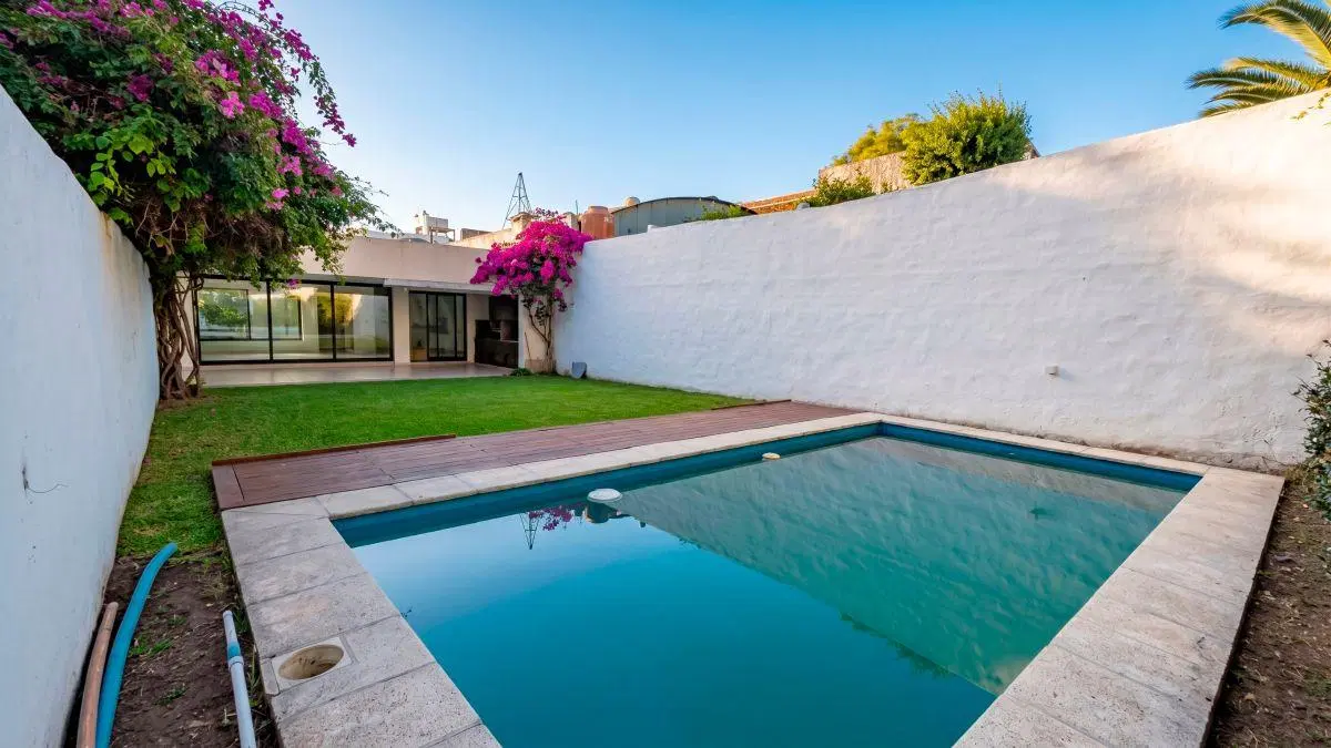 Exclusiva Casa + Local en Alta Cba con 3 Suites, Pileta y Jardín 5