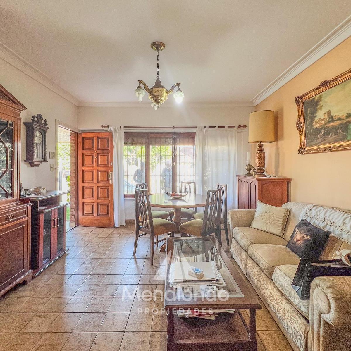 Chalet de 3 ambientes c/ Quincho y cochera doble - zona Villa Primera