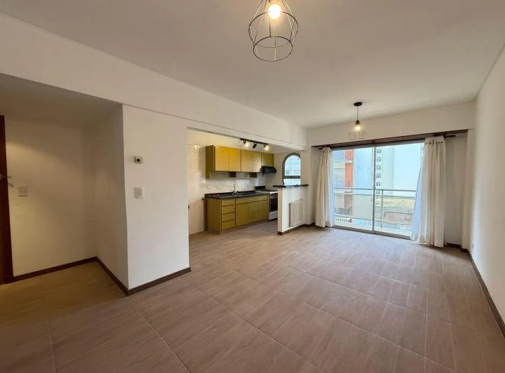 HERMOSO DEPARTAMENTO DE 2 AMB CON BALCON - ZONA ALDREY! 3