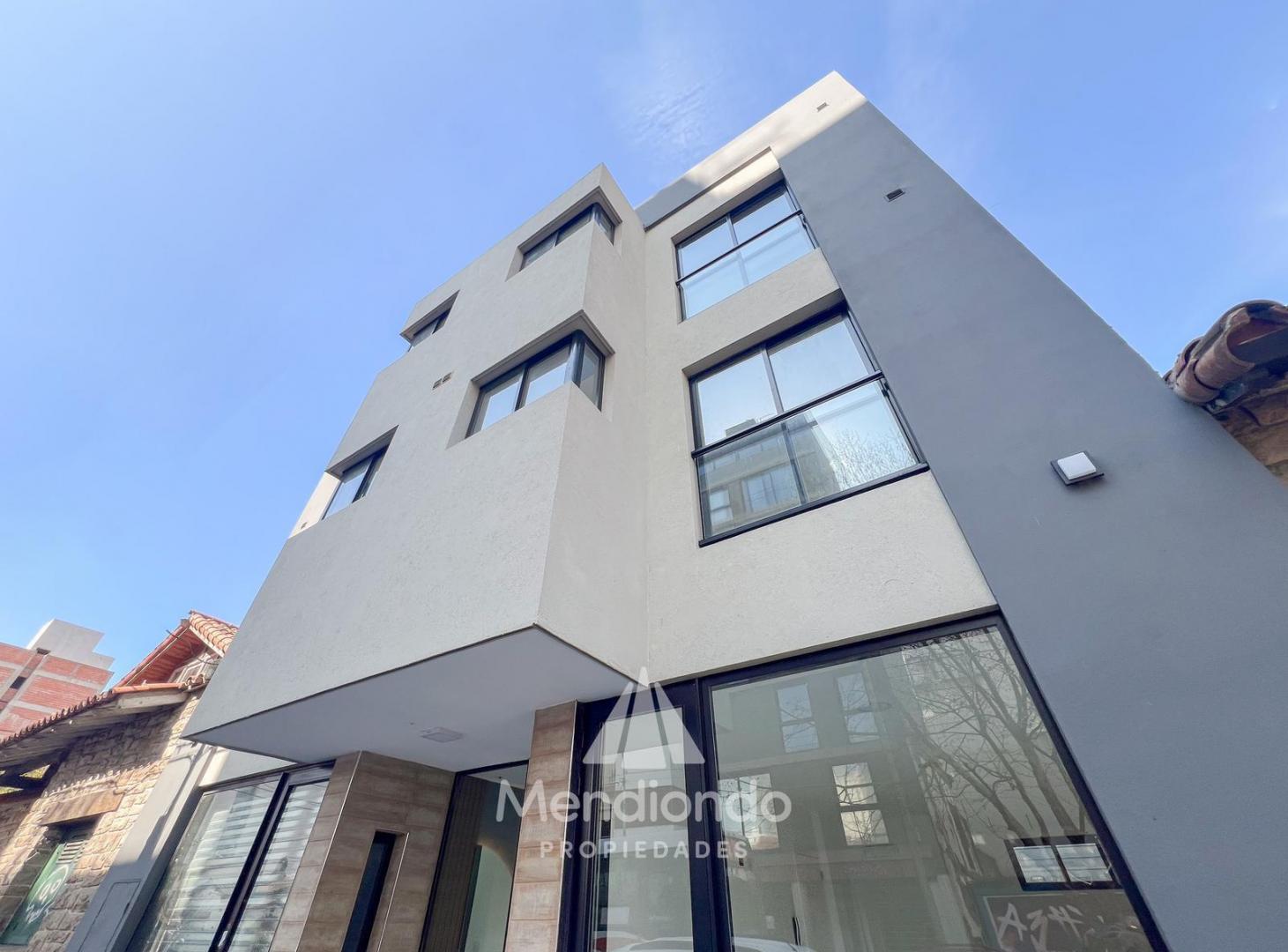 Depto 1 amb y medio tipo LOFT a la calle de 33m2 aprox. Rawson y Arenales, Shopping Aldrey.