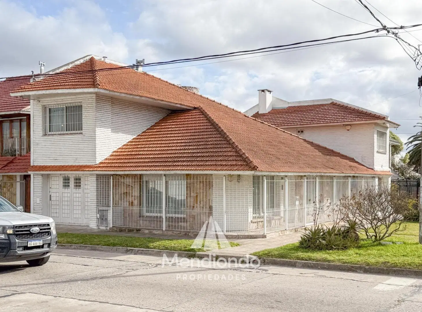 Casa en esq. 4 amb + dependencias y 2 cocheras. Reciclada. Av. Paso y Entre Ríos 4