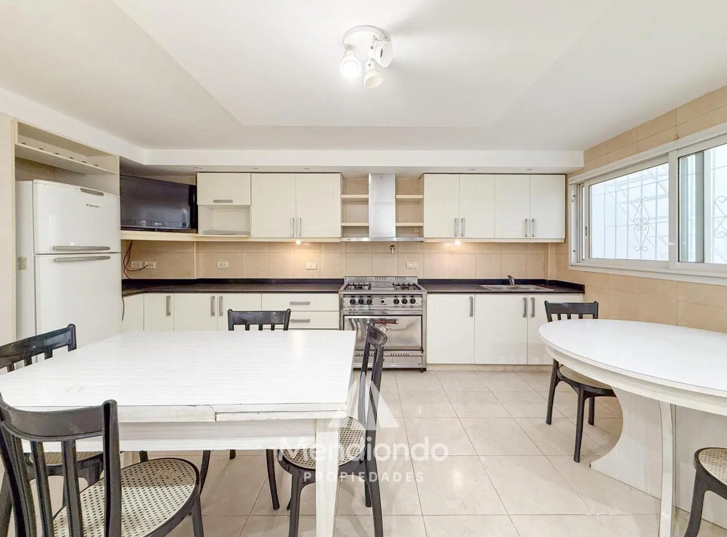 Casa en esq. 4 amb + dependencias y 2 cocheras. Reciclada. Av. Paso y Entre Ríos 3