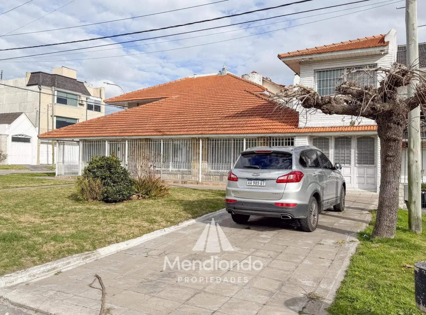 Casa en esq. 4 amb + dependencias y 2 cocheras. Reciclada. Av. Paso y Entre Ríos 5
