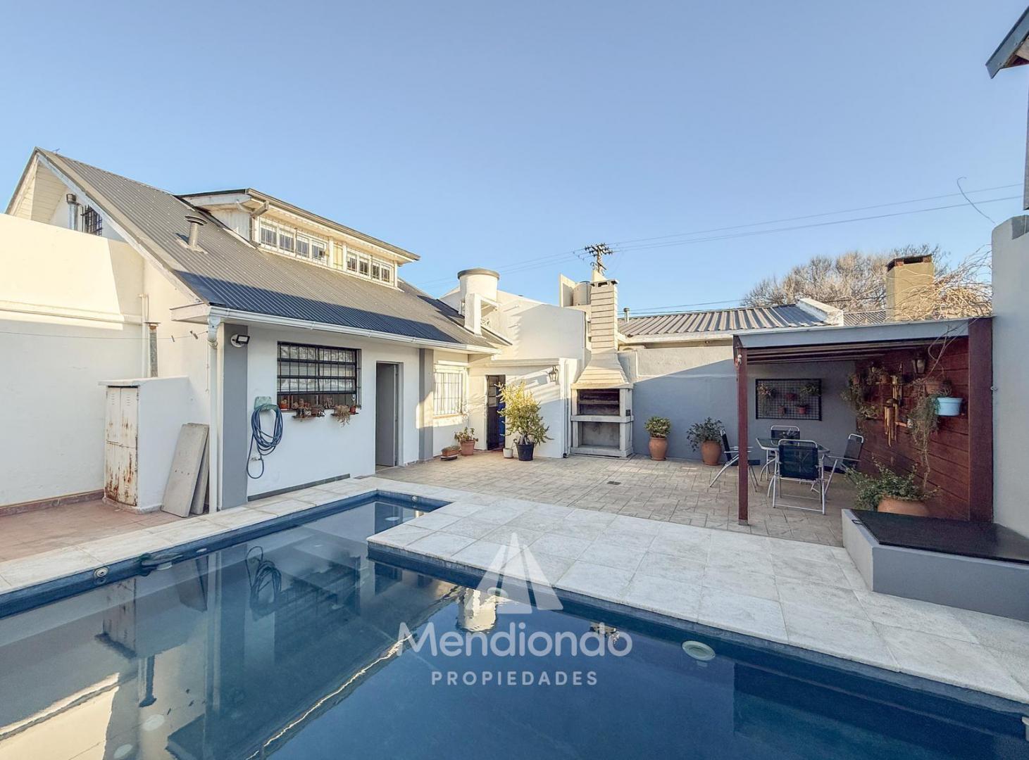 Casa 3 amb. Altillo con cochera y piscina en Parque Luro