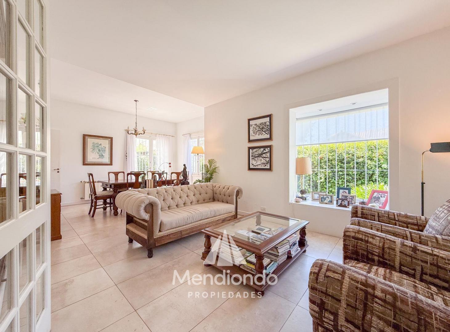 Casa 4 amb. en 2 plantas. Impecable y sobre gran lote de 606m2 en lo mejor de Playa Grande.