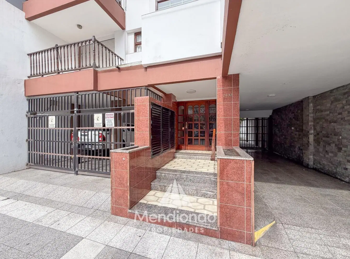 Semipiso 3 amb al frente con balcón con COCHERA. Reciclado. Zona Güemes Aldrey 4