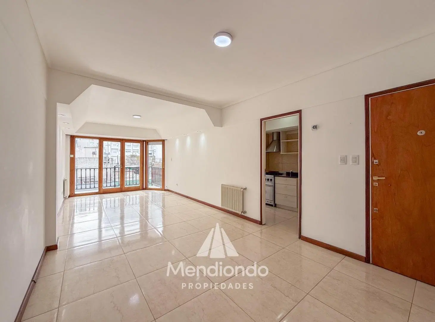 Semipiso 3 amb al frente con balcón con COCHERA. Reciclado. Zona Güemes Aldrey 3