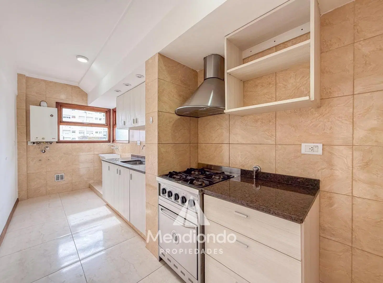 Semipiso 3 amb al frente con balcón con COCHERA. Reciclado. Zona Güemes Aldrey 2