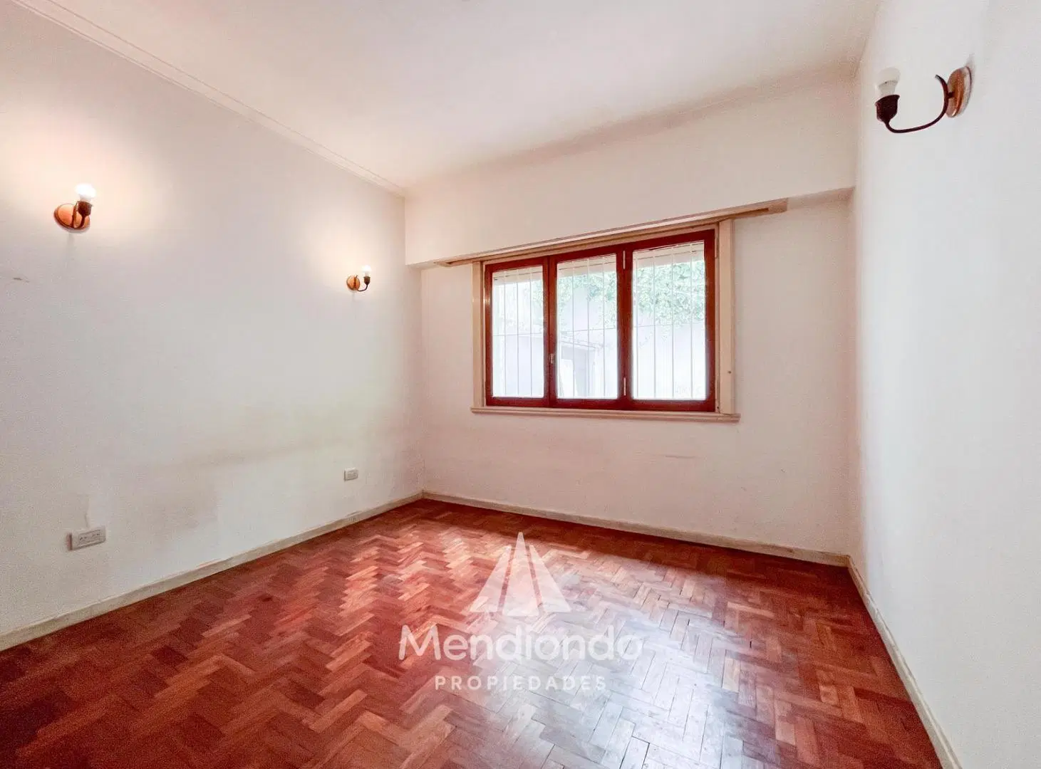 Casa 4 ambientes con parque / Zona Aldrey 4