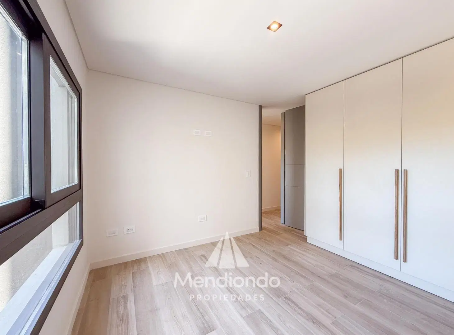Piso 4 amb. Balcón terraza con parrilla 2 cocheras. Categoría. Zona Güemes. Barrio Los Troncos 2