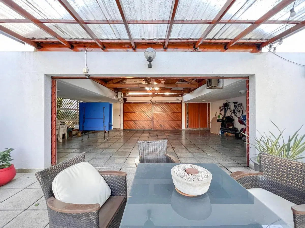 Chalet de 6 ambientes  c/ cochera en Pinos de Anchorena 4