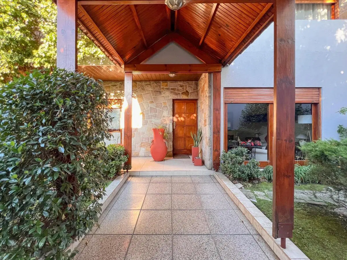 Chalet de 6 ambientes  c/ cochera en Pinos de Anchorena 5