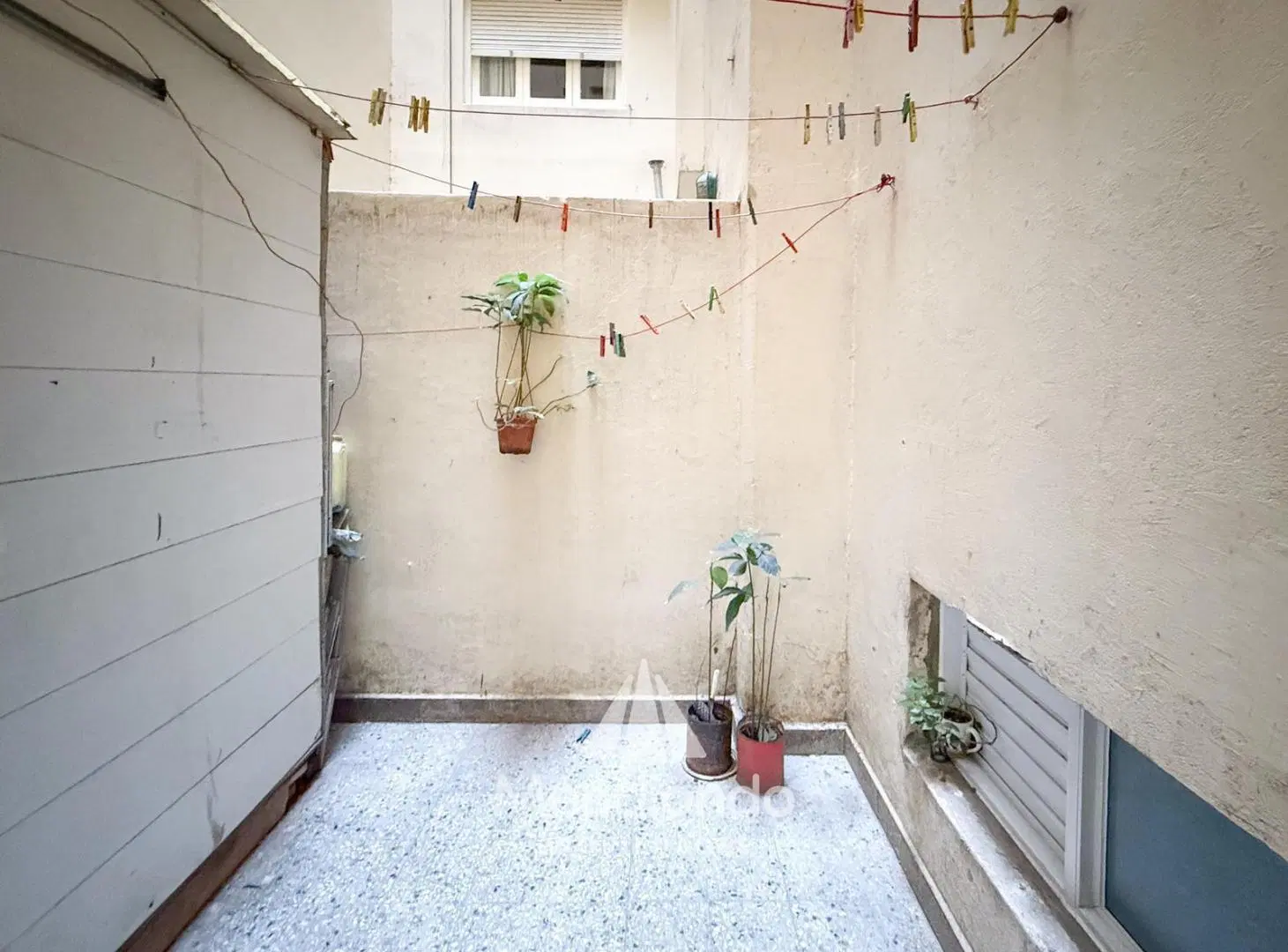Depto 3 amb en PB con 2 patios. Baño completo. Lavadero y toilette. LUZ GAS AGUA todo Nuevo. 4