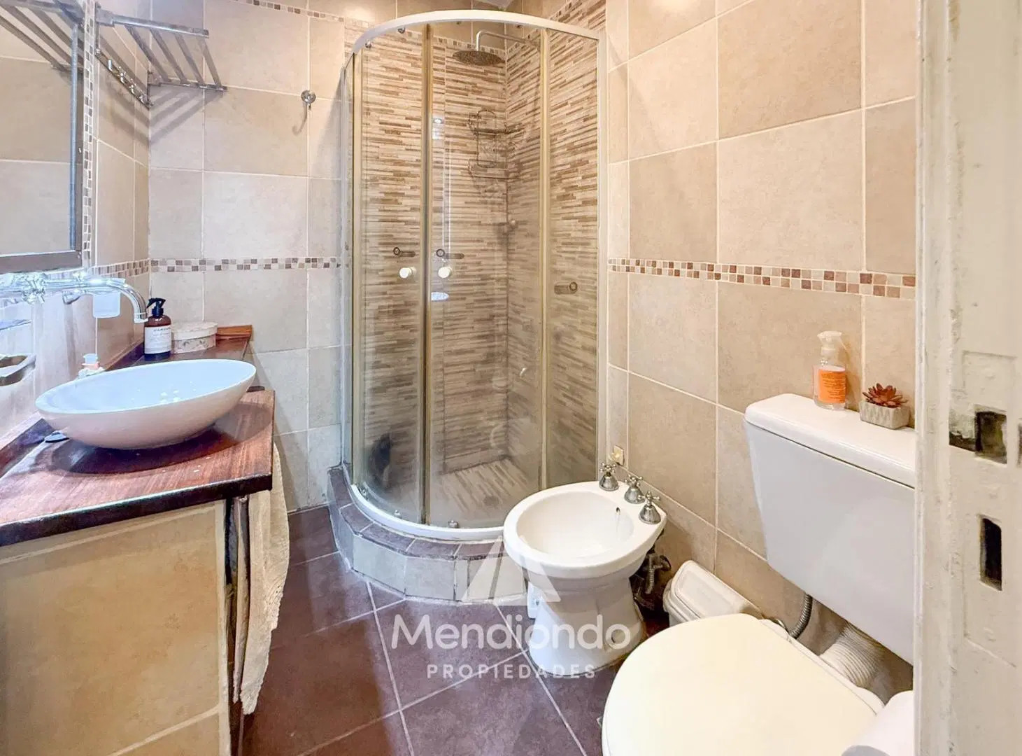 Depto 3 amb en PB con 2 patios. Baño completo. Lavadero y toilette. LUZ GAS AGUA todo Nuevo. 1